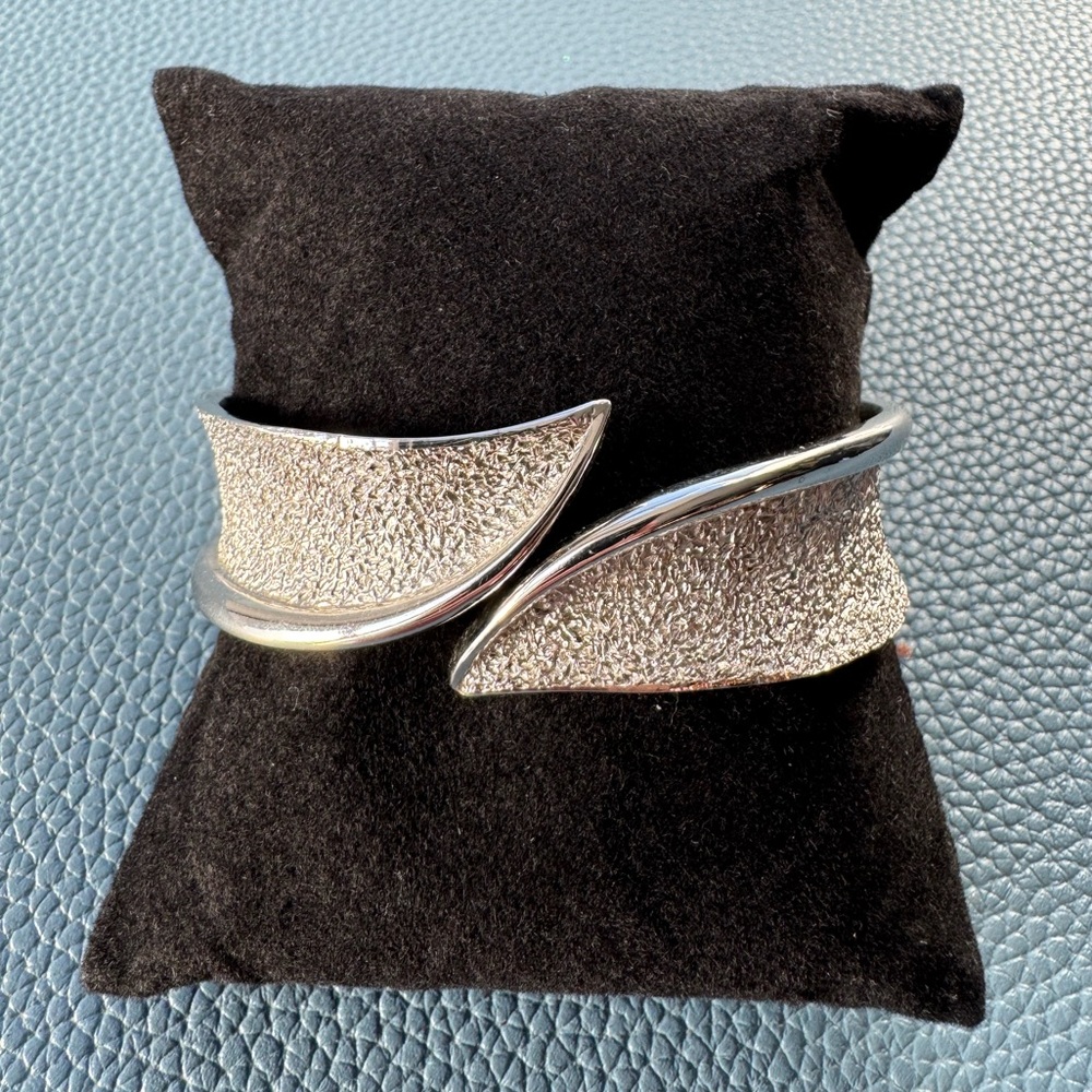 Silver-Tone Vintage Crown Trifari Wave Open Cuff Bracelet. Small. ::SIGNED::